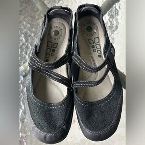 Women’s Earth Origins Leather And Synthetic Slip On Comfort Shoes Size 7.5